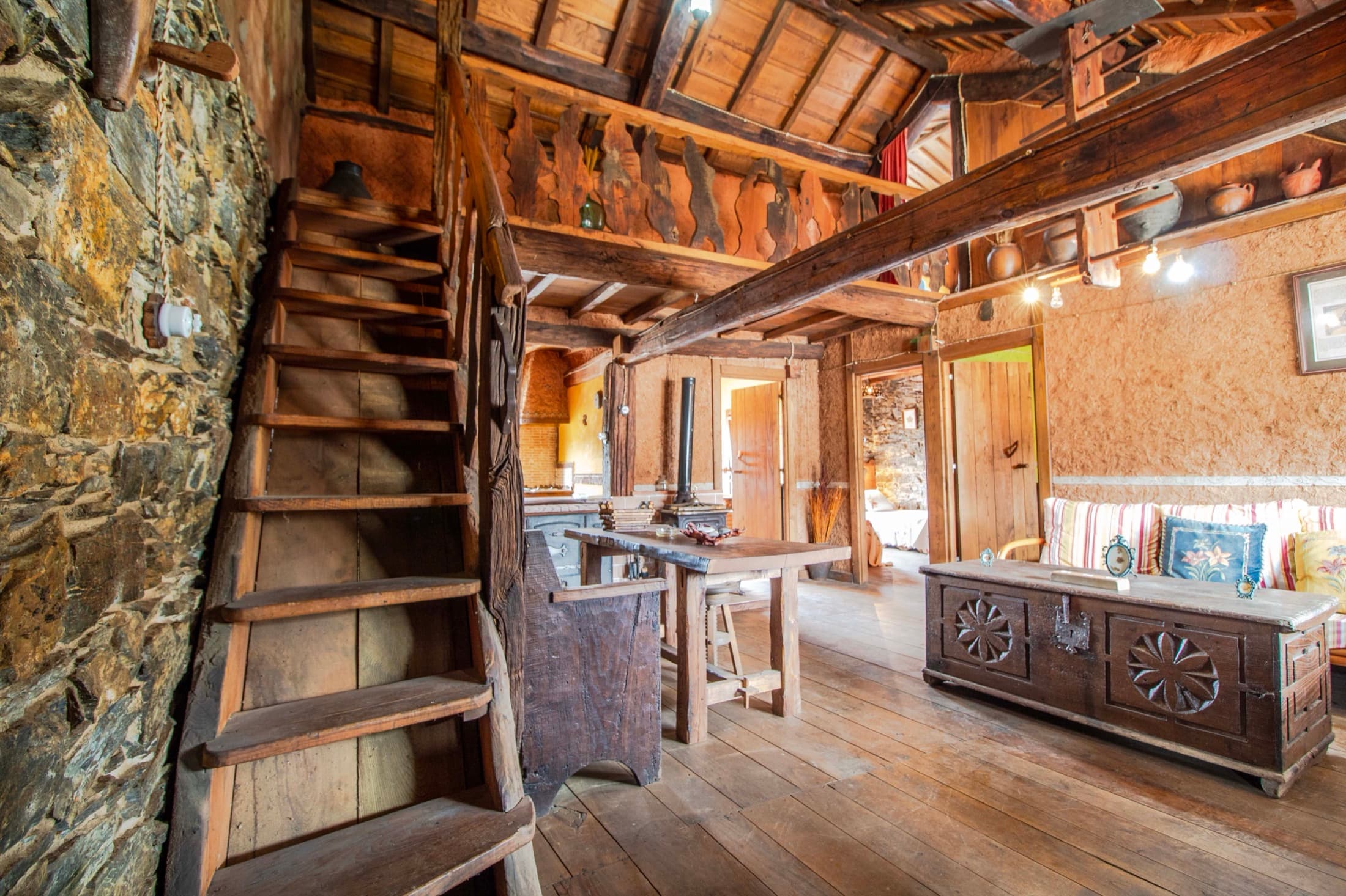 Escalera de madera y piedra en la casa
